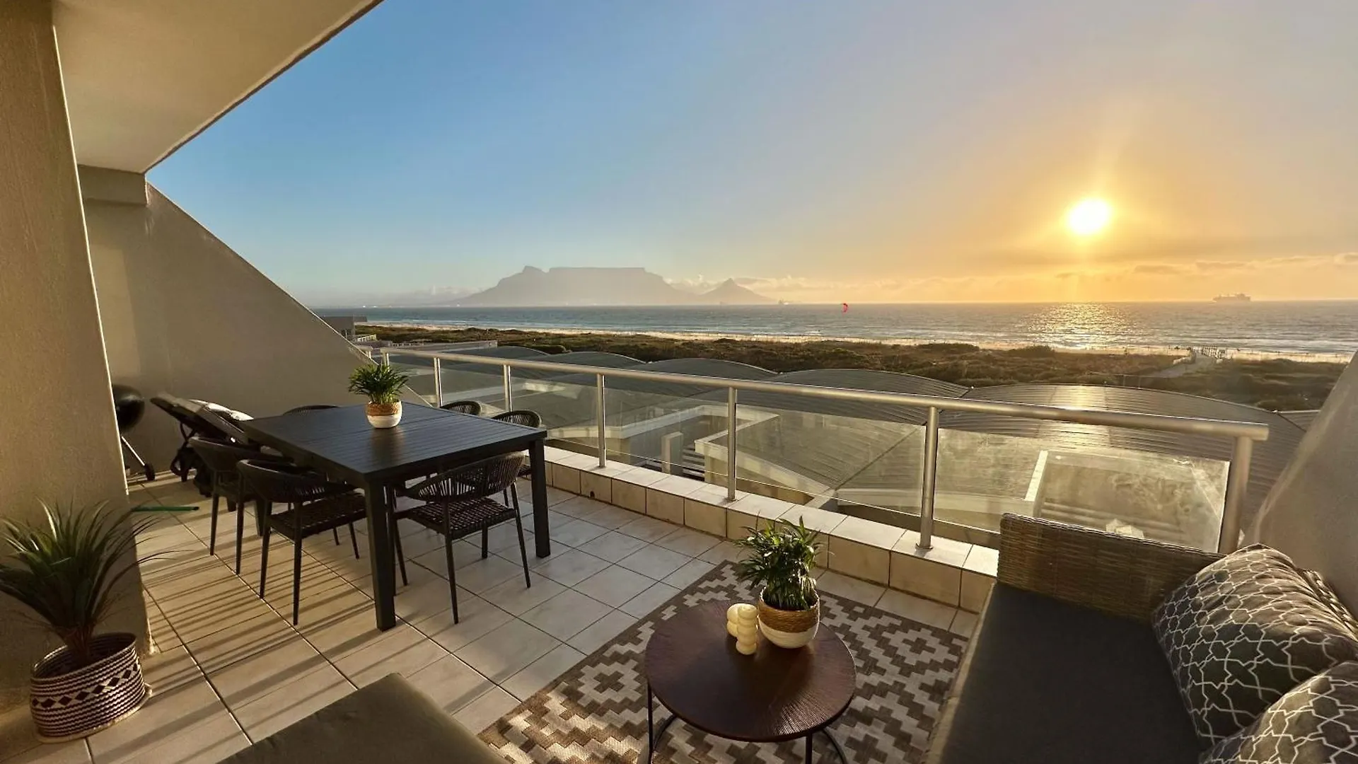 Huisie Dolphin - 3 Bedroom Luxury Ocean View Apartment Cape Town