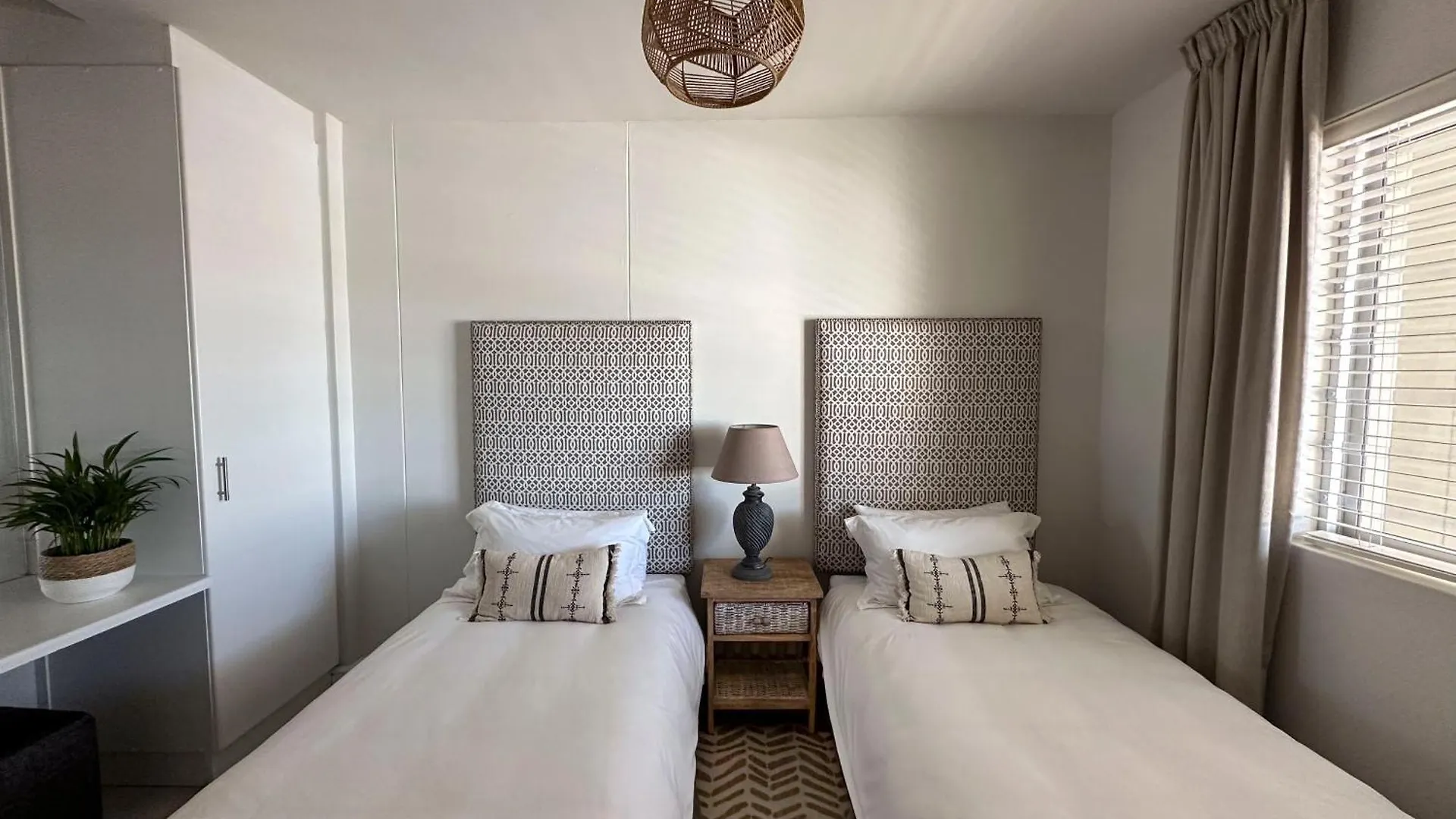Huisie Dolphin - 3 Bedroom Luxury Ocean View Apartment Cape Town 0*,  Güney Afrika